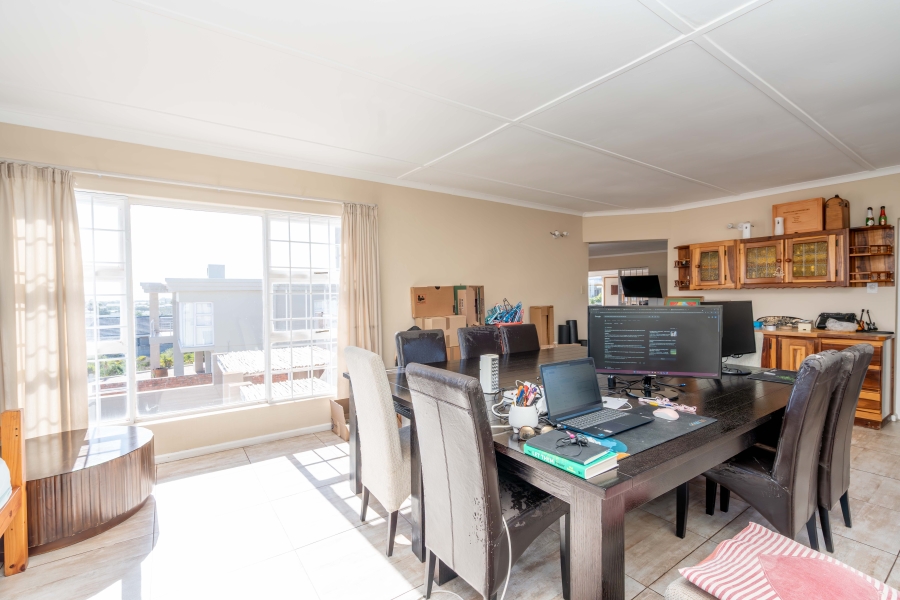 8 Bedroom Property for Sale in Middedorp Western Cape